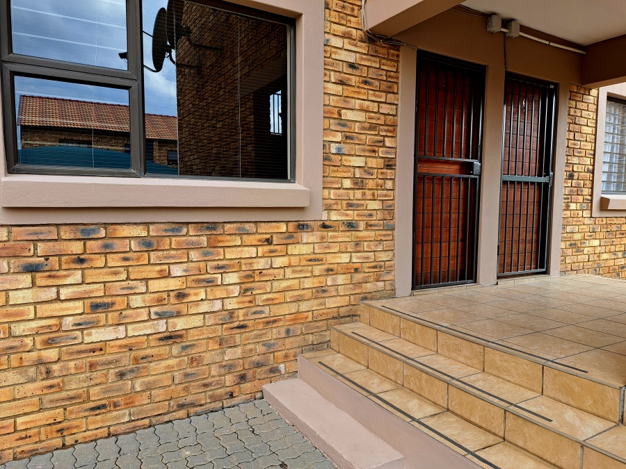 To Let 2 Bedroom Property for Rent in New Redruth Gauteng