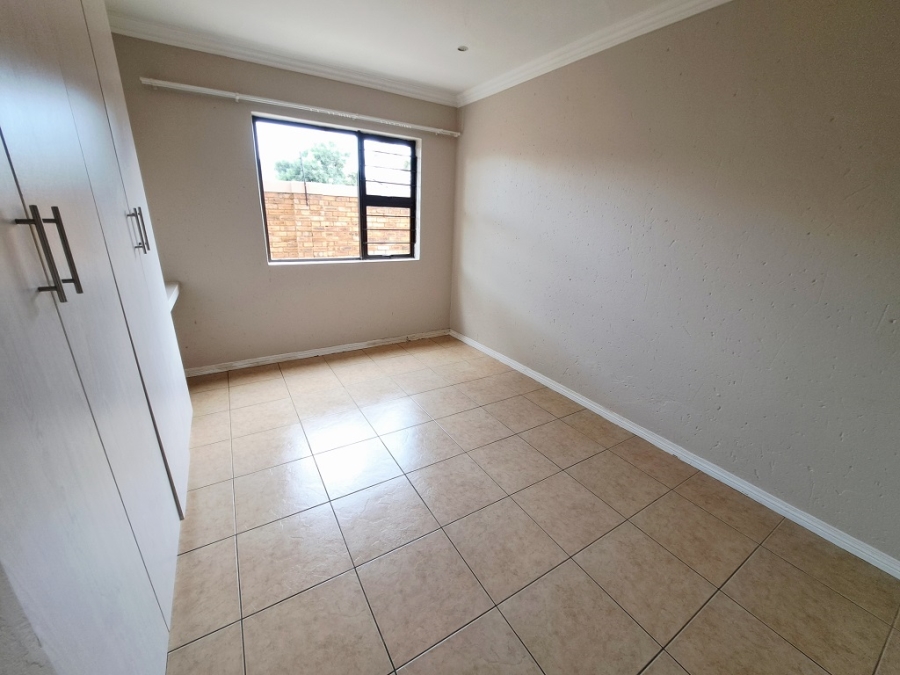 To Let 2 Bedroom Property for Rent in New Redruth Gauteng
