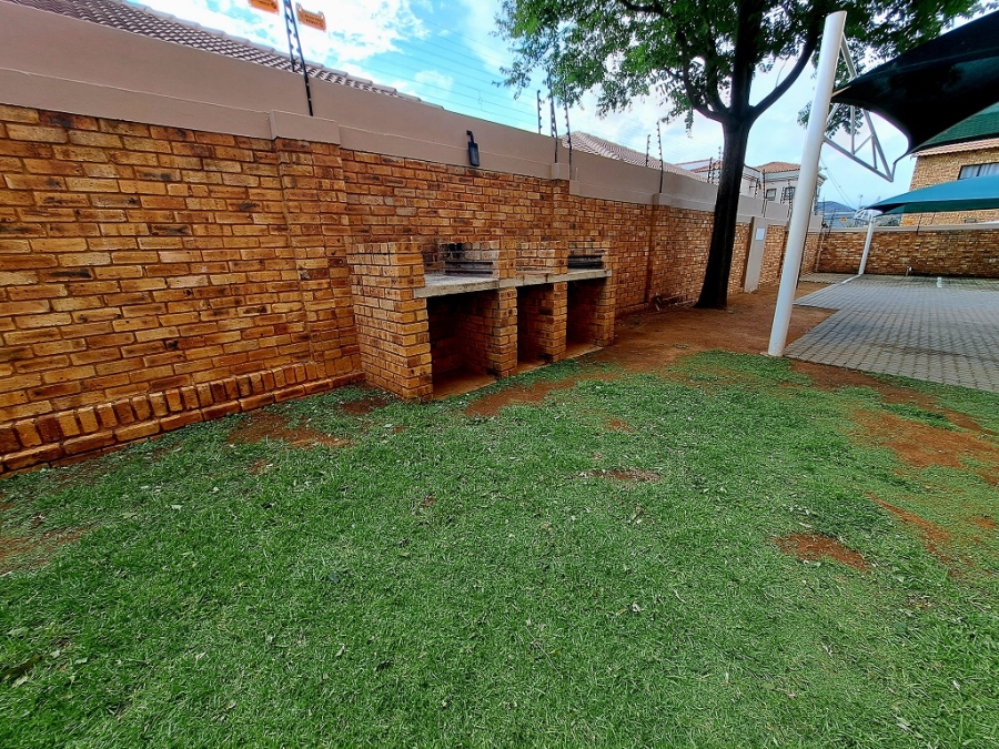 To Let 2 Bedroom Property for Rent in New Redruth Gauteng