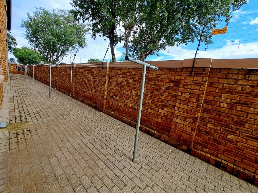 To Let 2 Bedroom Property for Rent in New Redruth Gauteng