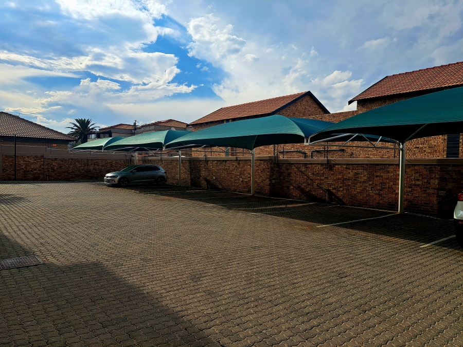 To Let 2 Bedroom Property for Rent in New Redruth Gauteng
