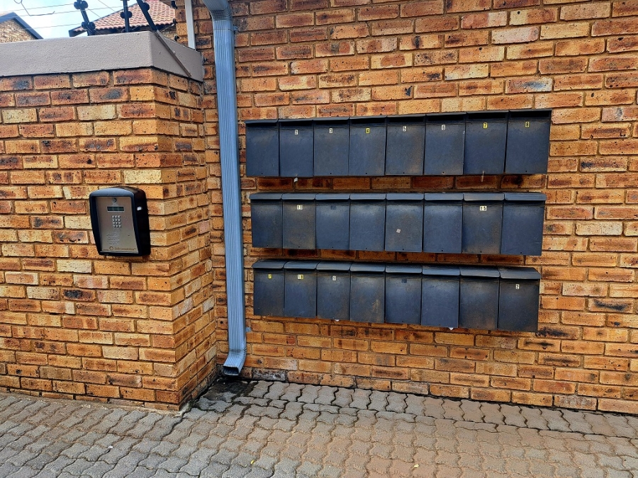 To Let 2 Bedroom Property for Rent in New Redruth Gauteng