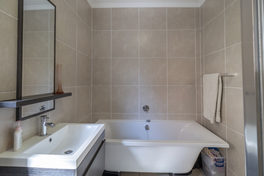 3 Bedroom Property for Sale in Greenstone Crest Gauteng