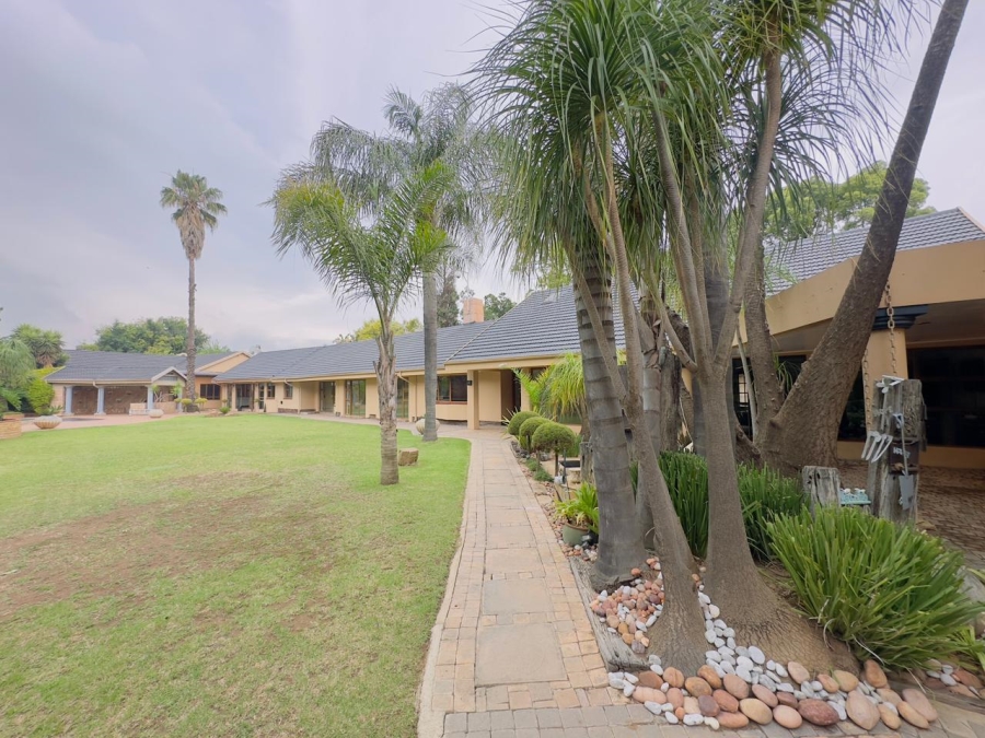 6 Bedroom Property for Sale in Selcourt Gauteng