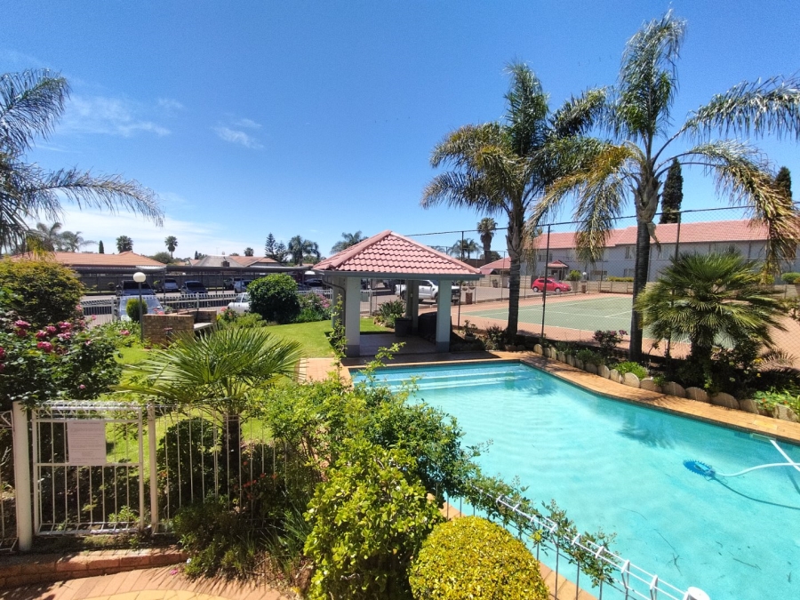 2 Bedroom Property for Sale in Glen Marais Gauteng