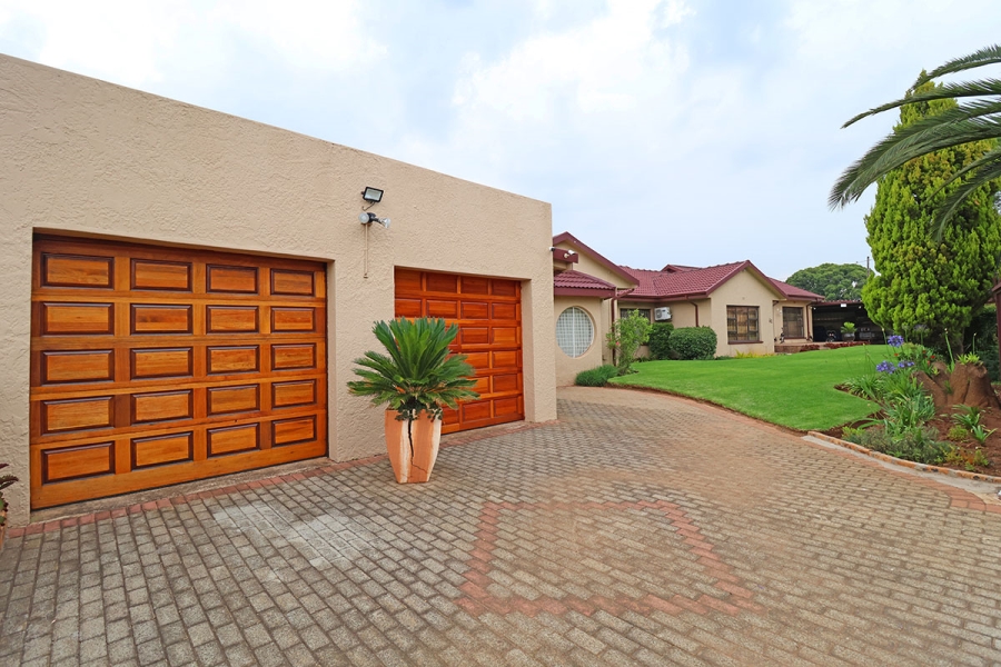 3 Bedroom Property for Sale in Helikonpark Gauteng