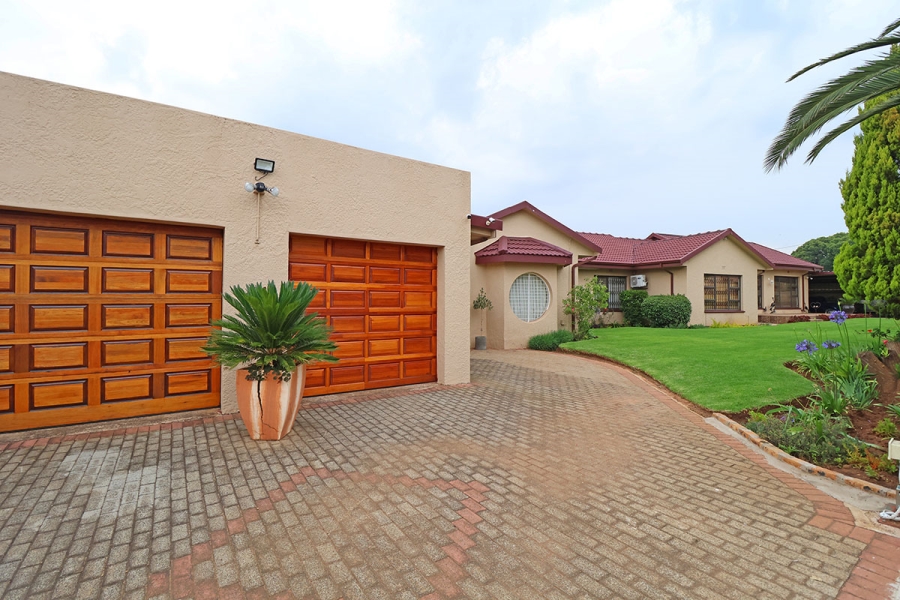 3 Bedroom Property for Sale in Helikonpark Gauteng