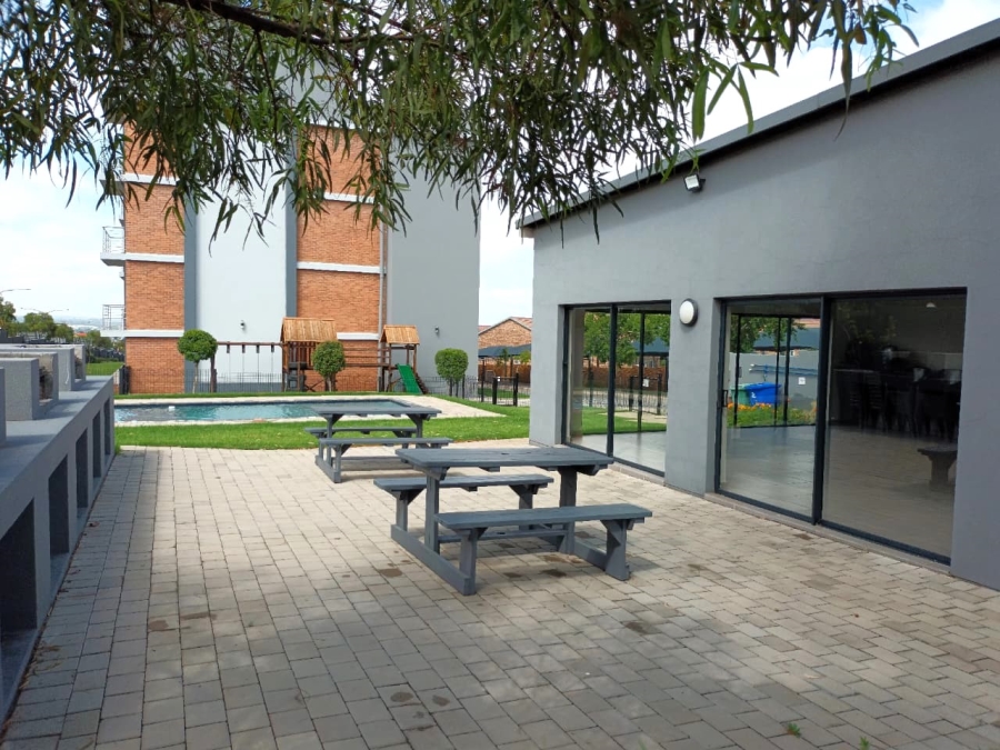 To Let 1 Bedroom Property for Rent in Die Hoewes Gauteng