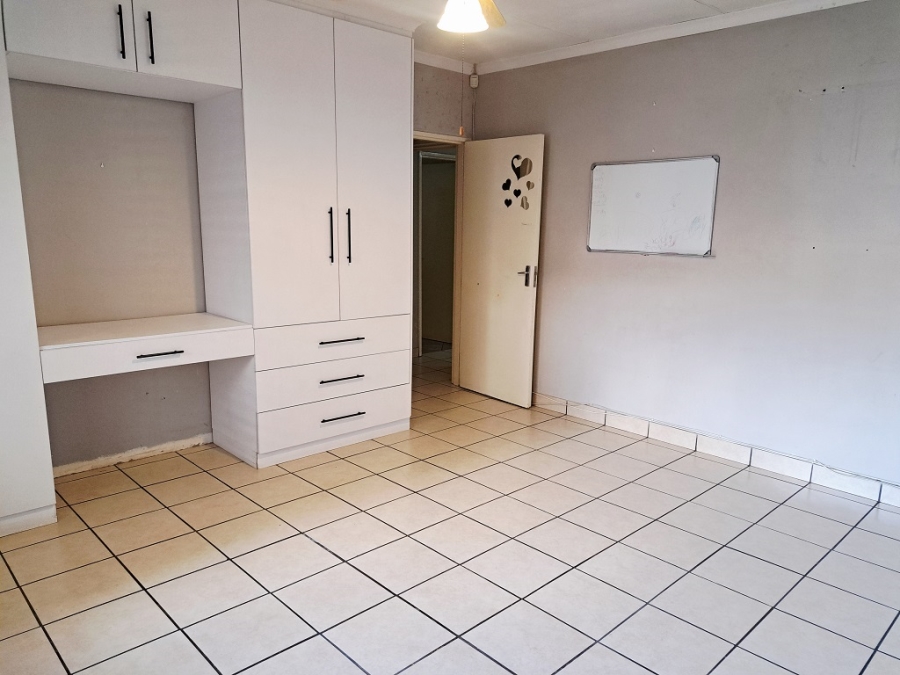 To Let 3 Bedroom Property for Rent in Verwoerdpark Gauteng