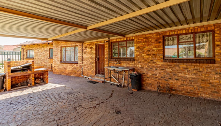 4 Bedroom Property for Sale in Spruit View Gauteng