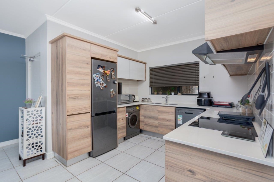 To Let 2 Bedroom Property for Rent in Waterfall Gauteng