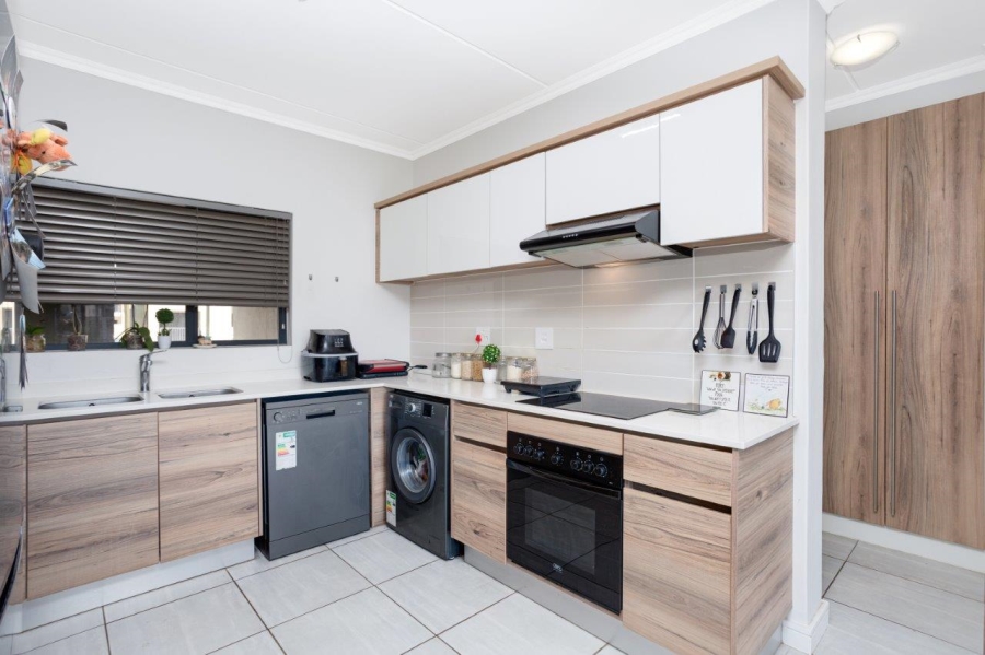 To Let 2 Bedroom Property for Rent in Waterfall Gauteng