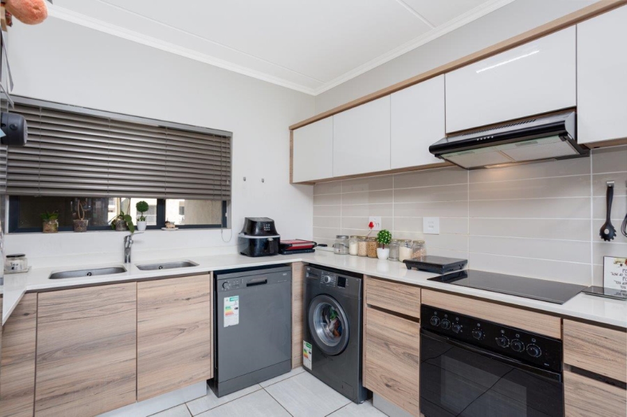 To Let 2 Bedroom Property for Rent in Waterfall Gauteng