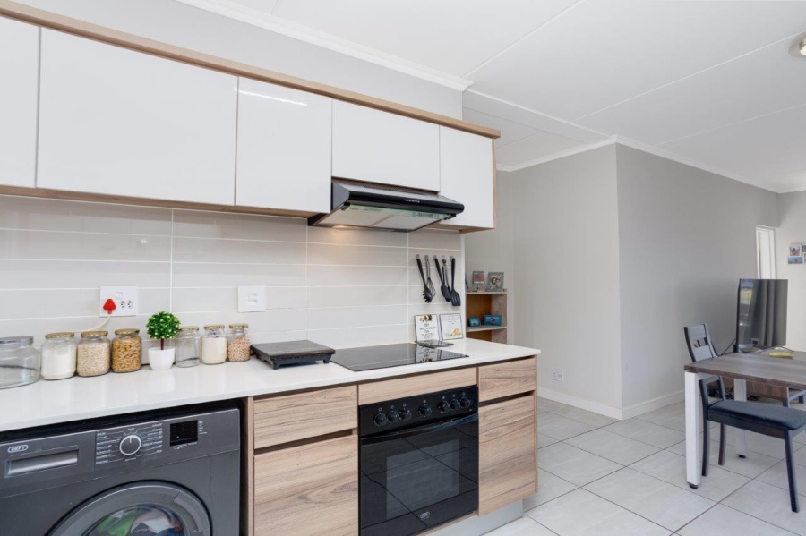 To Let 2 Bedroom Property for Rent in Waterfall Gauteng