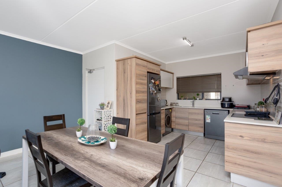 To Let 2 Bedroom Property for Rent in Waterfall Gauteng