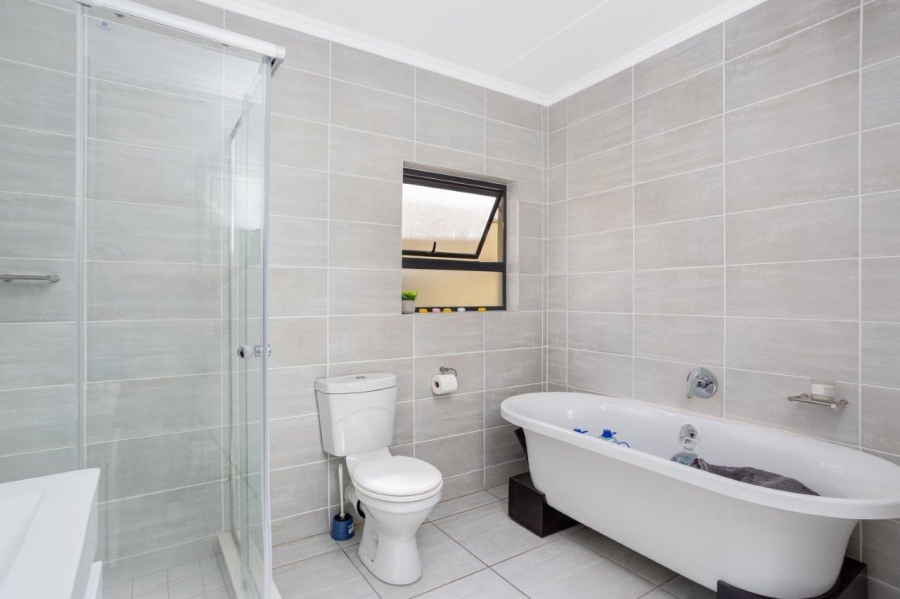 To Let 2 Bedroom Property for Rent in Waterfall Gauteng