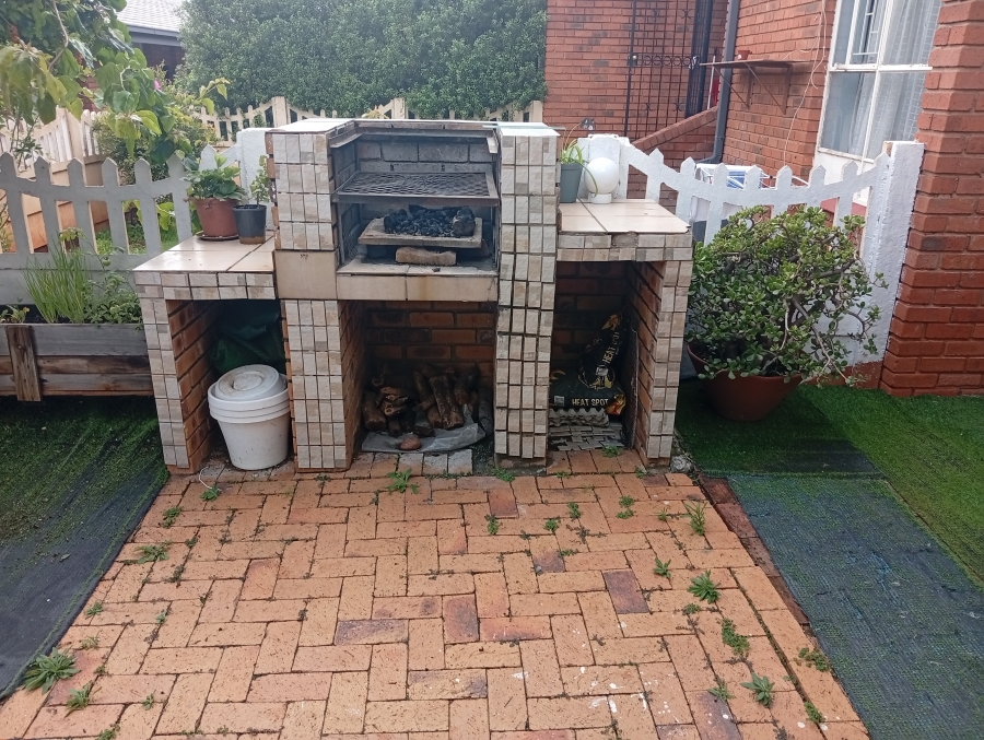 3 Bedroom Property for Sale in La Montagne Gauteng