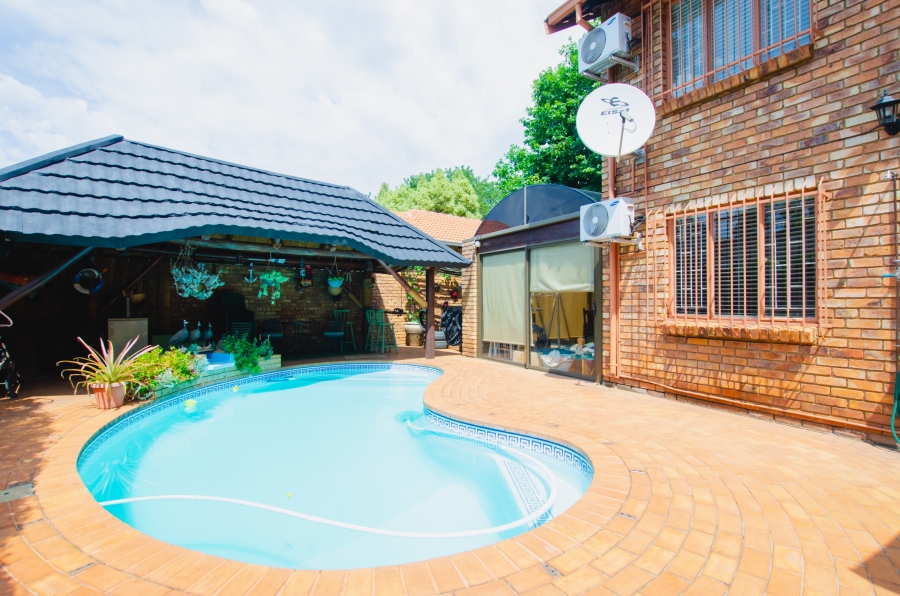 5 Bedroom Property for Sale in Doornpoort Gauteng