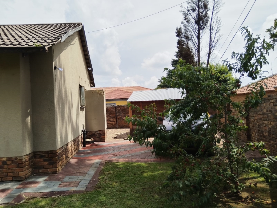 4 Bedroom Property for Sale in Crystal Park Gauteng