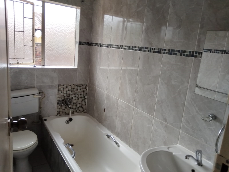 4 Bedroom Property for Sale in Crystal Park Gauteng