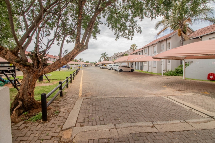 2 Bedroom Property for Sale in Glen Marais Gauteng