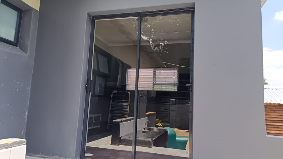 To Let 2 Bedroom Property for Rent in Greenside Gauteng