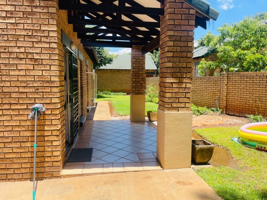 3 Bedroom Property for Sale in Die Hoewes Gauteng