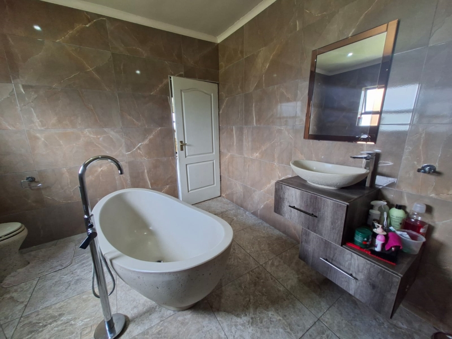 5 Bedroom Property for Sale in Selcourt Gauteng