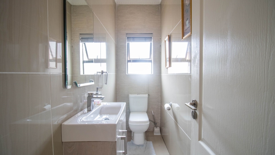 4 Bedroom Property for Sale in Blue Hills Gauteng