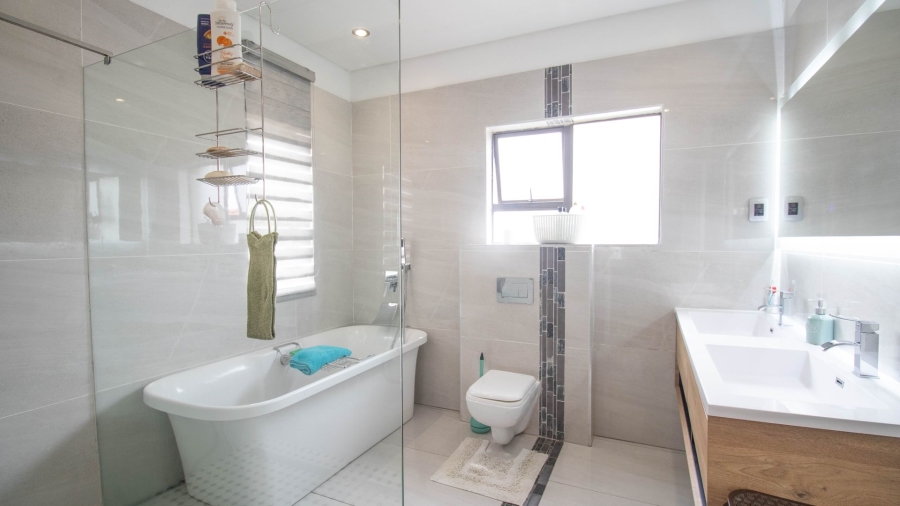 4 Bedroom Property for Sale in Blue Hills Gauteng