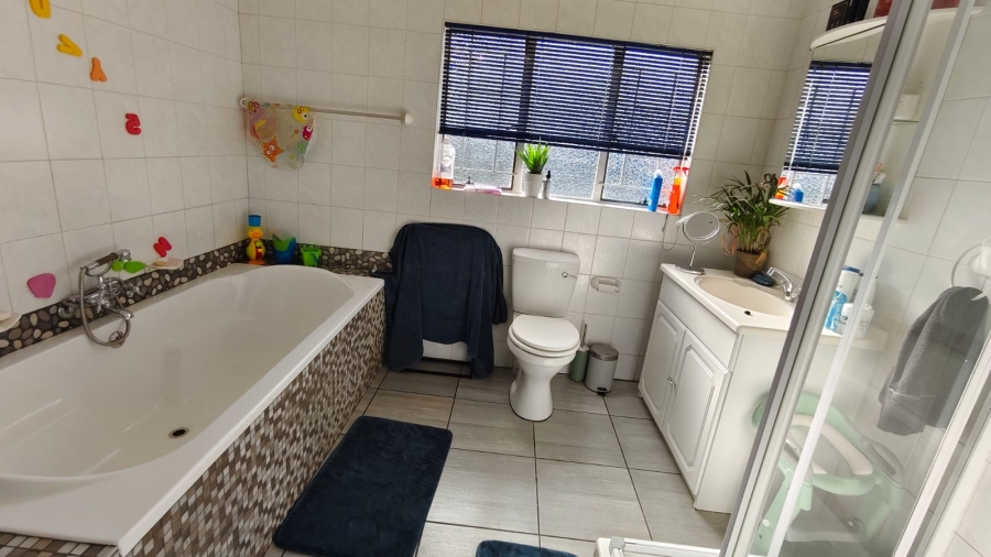 3 Bedroom Property for Sale in Strubenvale Gauteng