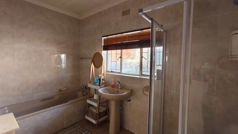 3 Bedroom Property for Sale in Strubenvale Gauteng