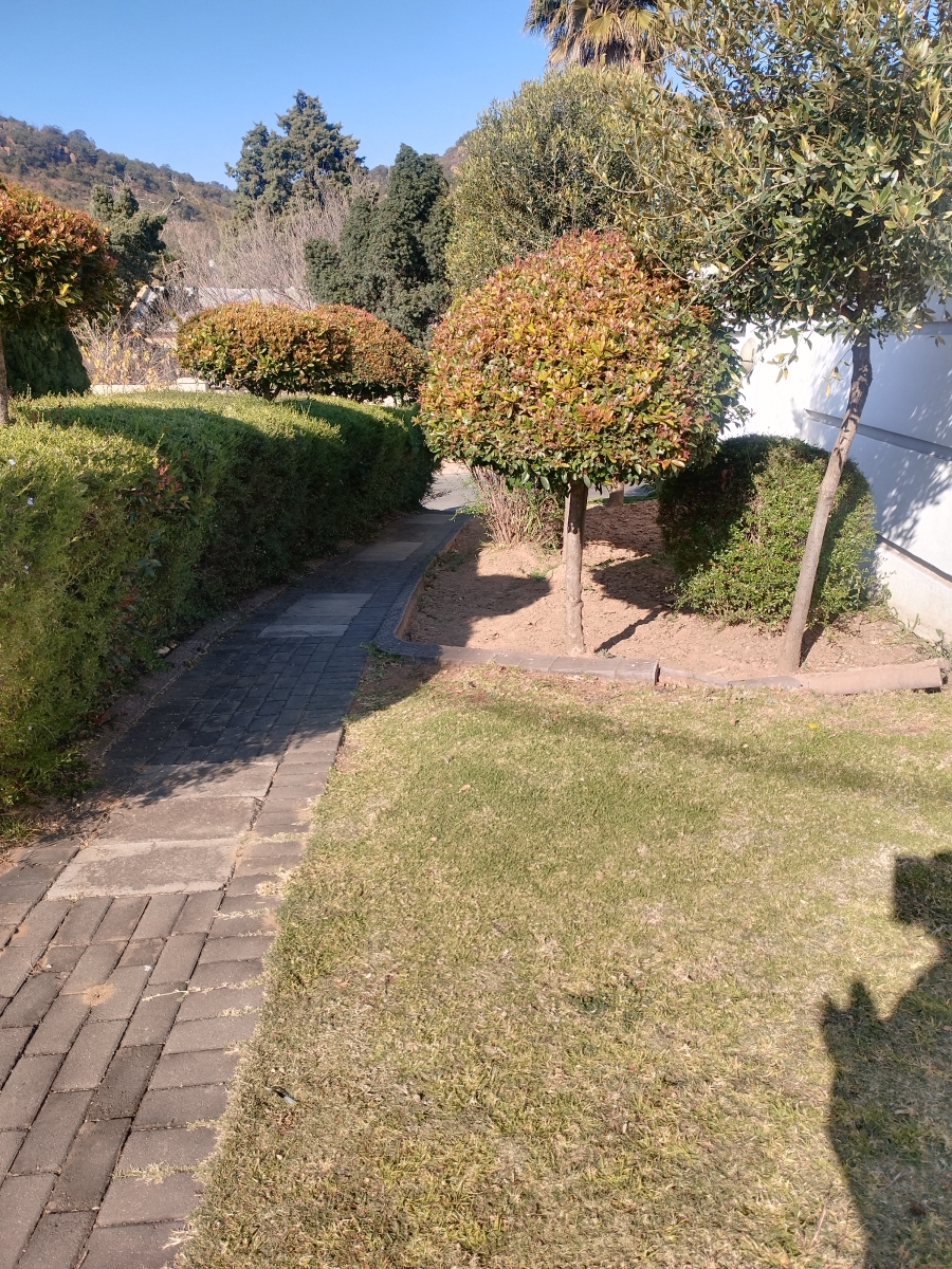 To Let 6 Bedroom Property for Rent in Mondeor Gauteng