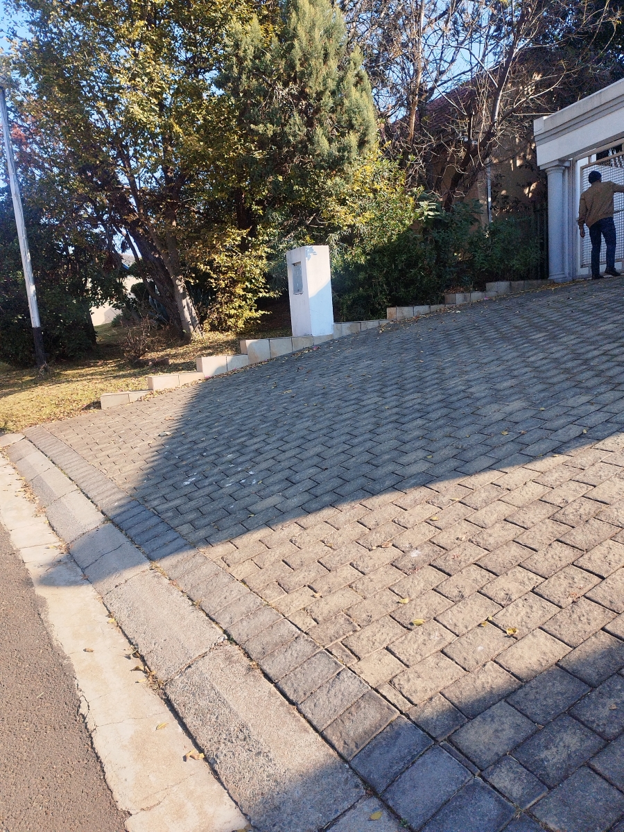 To Let 6 Bedroom Property for Rent in Mondeor Gauteng