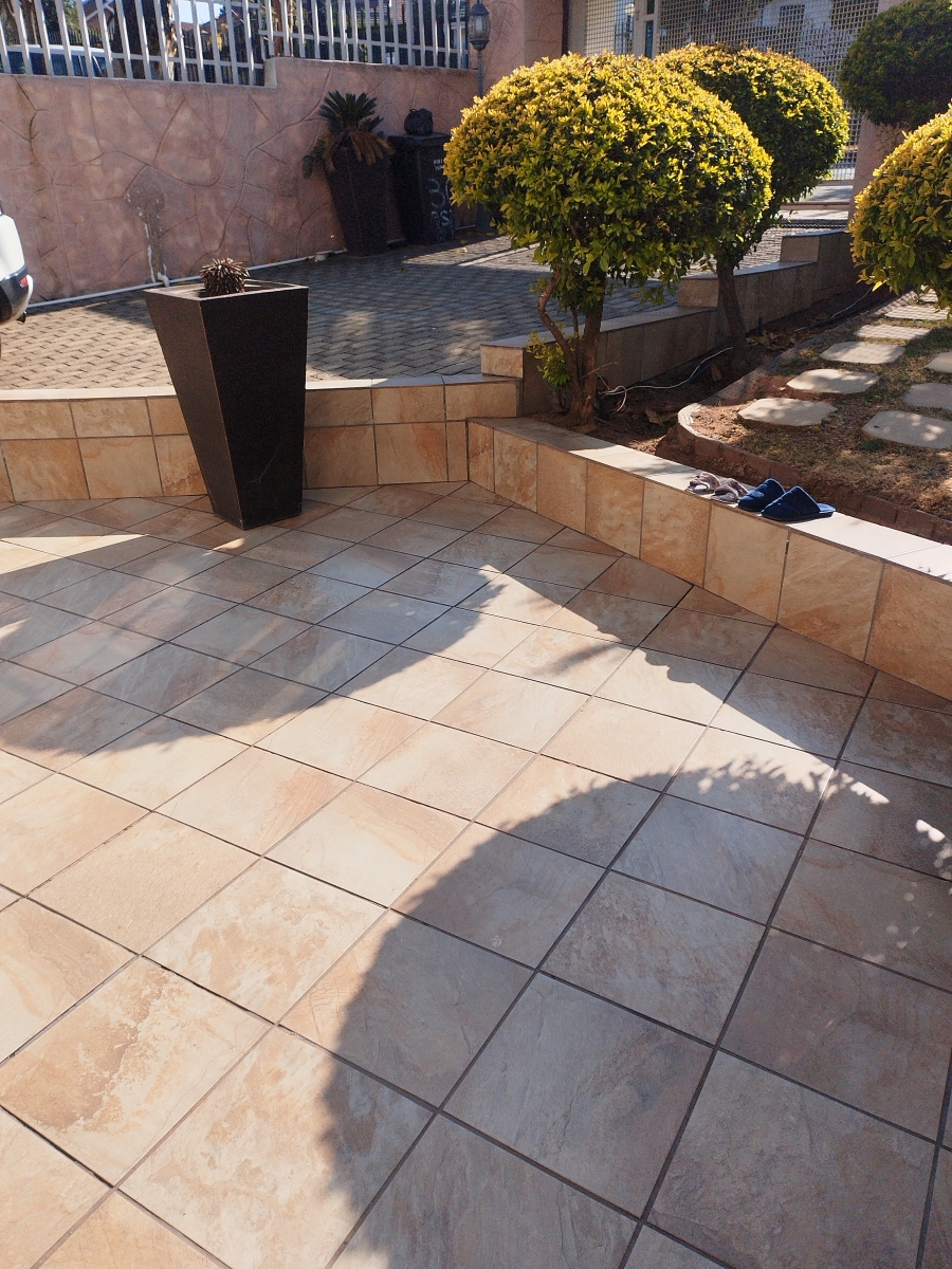 To Let 6 Bedroom Property for Rent in Mondeor Gauteng