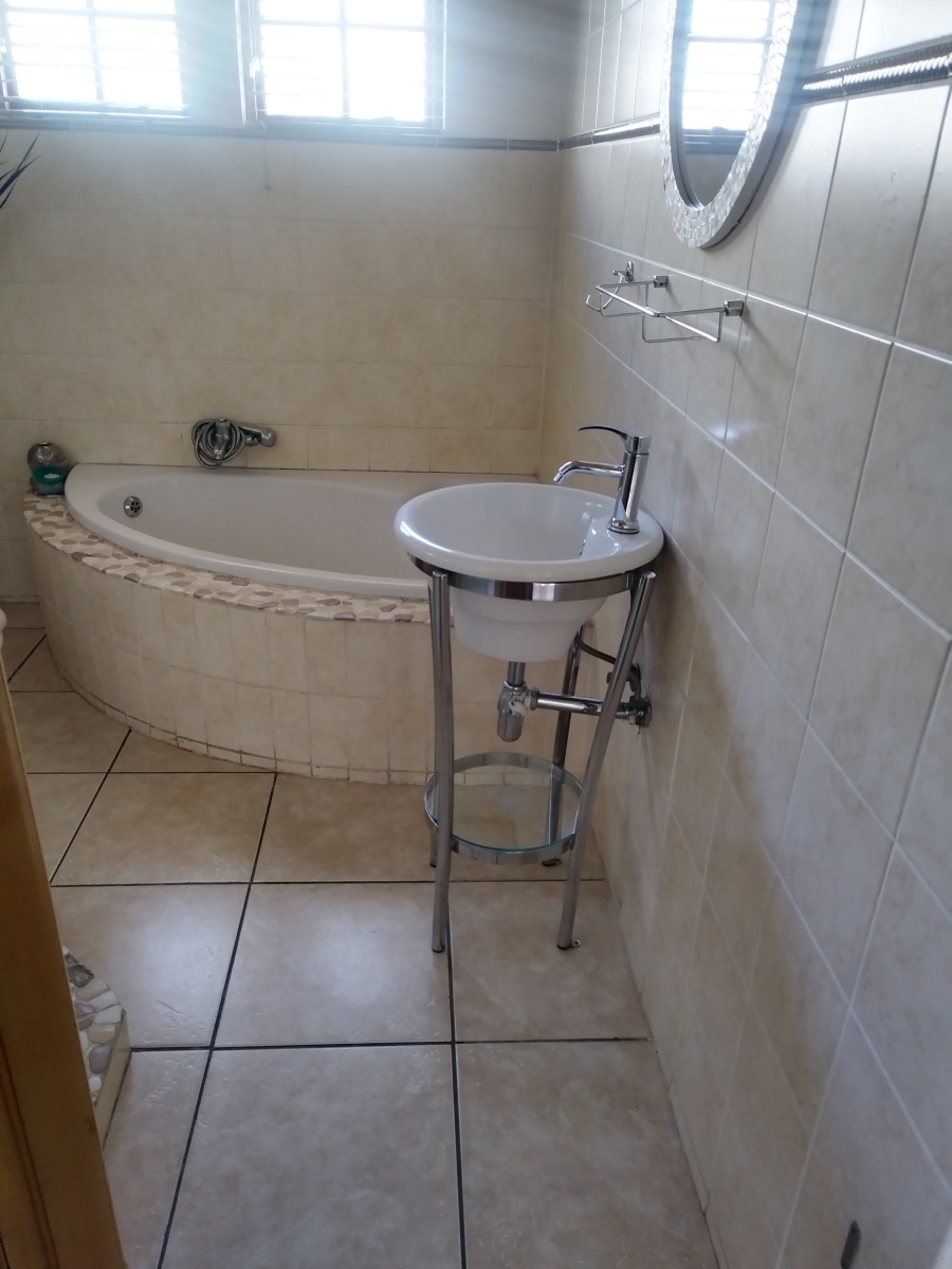 To Let 6 Bedroom Property for Rent in Mondeor Gauteng