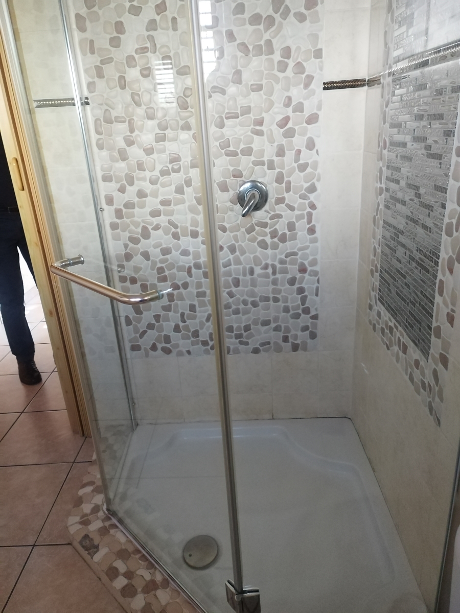 To Let 6 Bedroom Property for Rent in Mondeor Gauteng