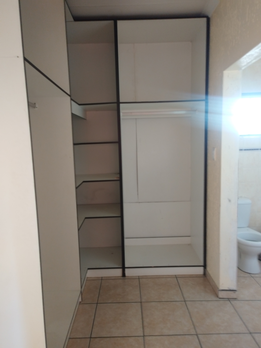 To Let 6 Bedroom Property for Rent in Mondeor Gauteng