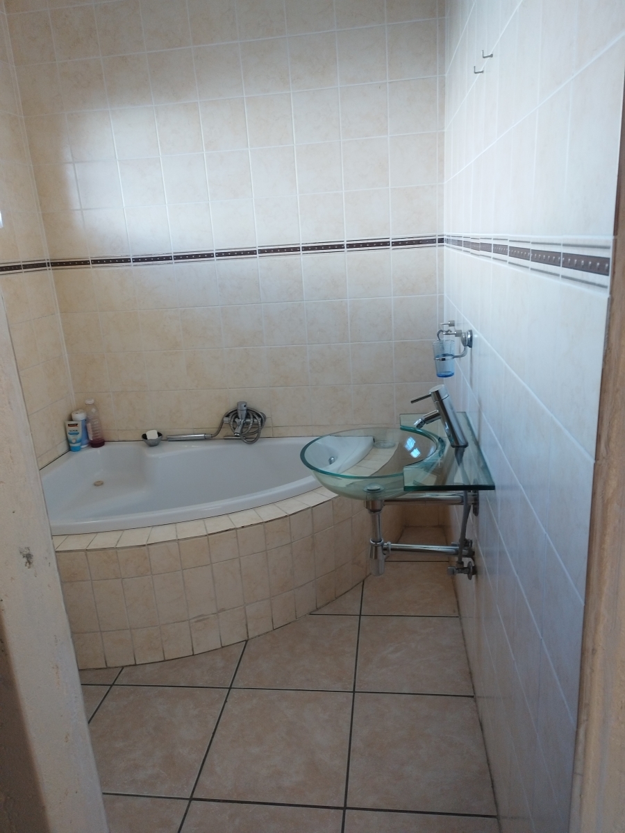 To Let 6 Bedroom Property for Rent in Mondeor Gauteng