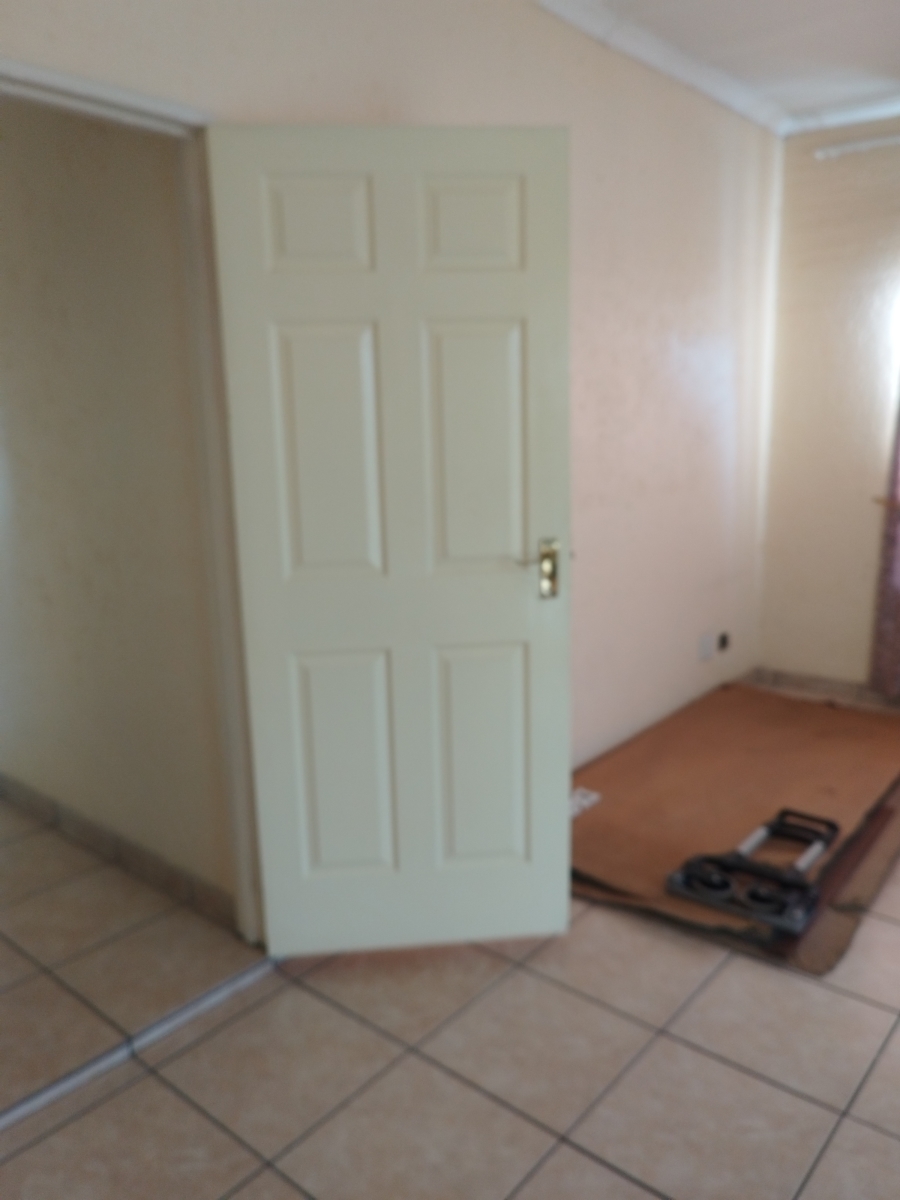To Let 6 Bedroom Property for Rent in Mondeor Gauteng