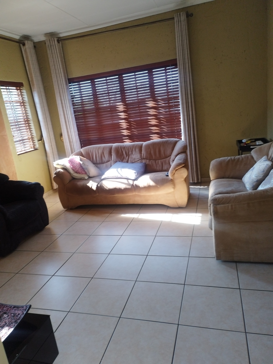 To Let 6 Bedroom Property for Rent in Mondeor Gauteng