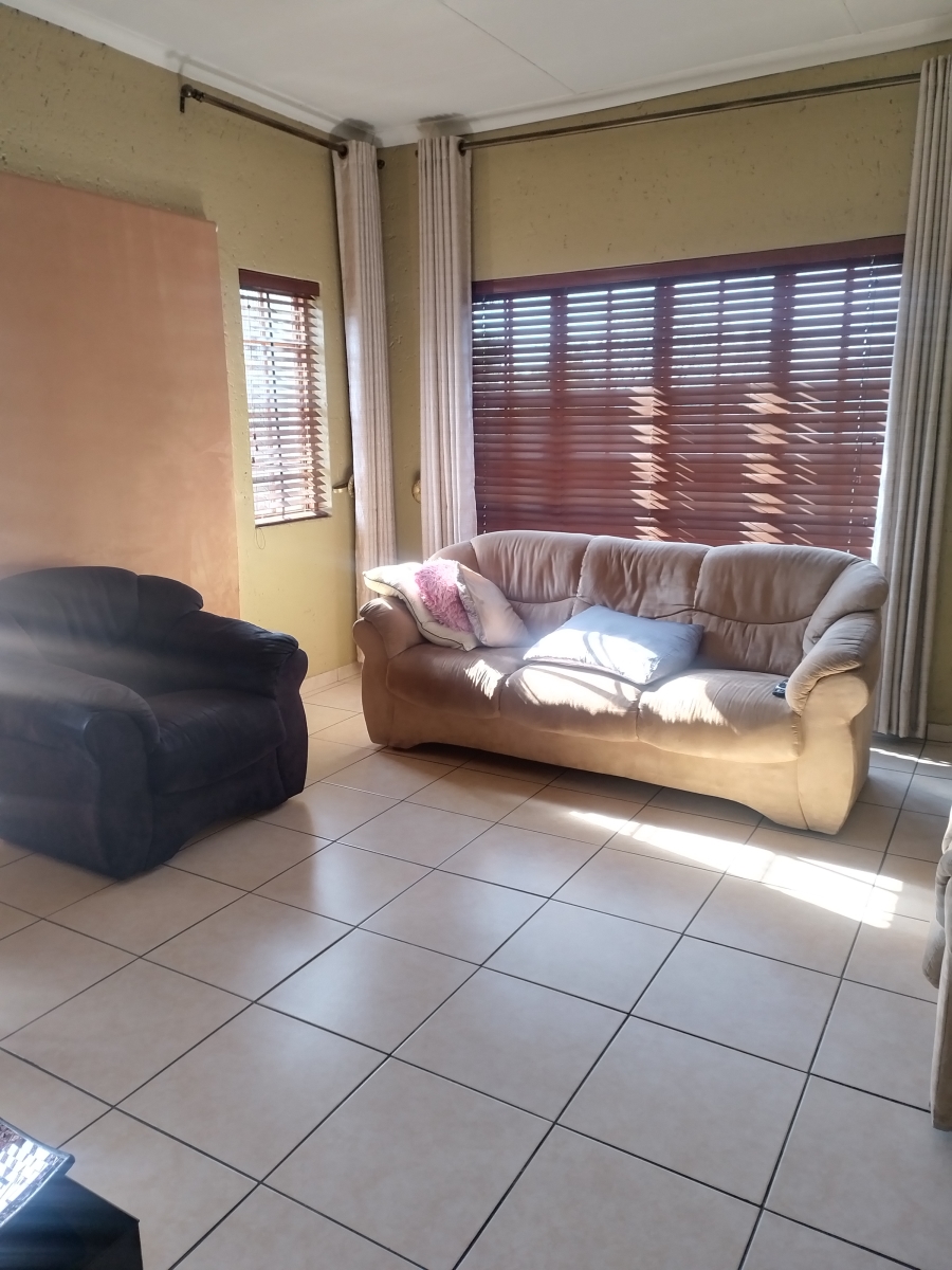 To Let 6 Bedroom Property for Rent in Mondeor Gauteng