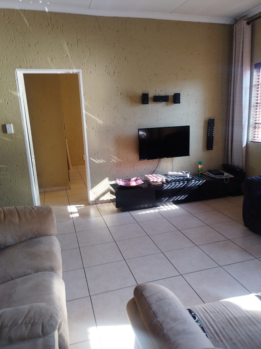 To Let 6 Bedroom Property for Rent in Mondeor Gauteng