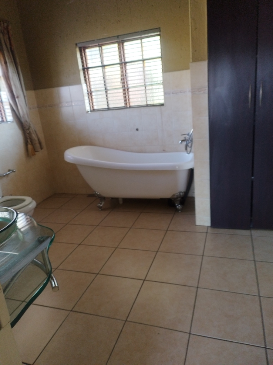 To Let 6 Bedroom Property for Rent in Mondeor Gauteng