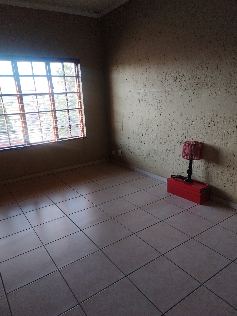 To Let 6 Bedroom Property for Rent in Mondeor Gauteng