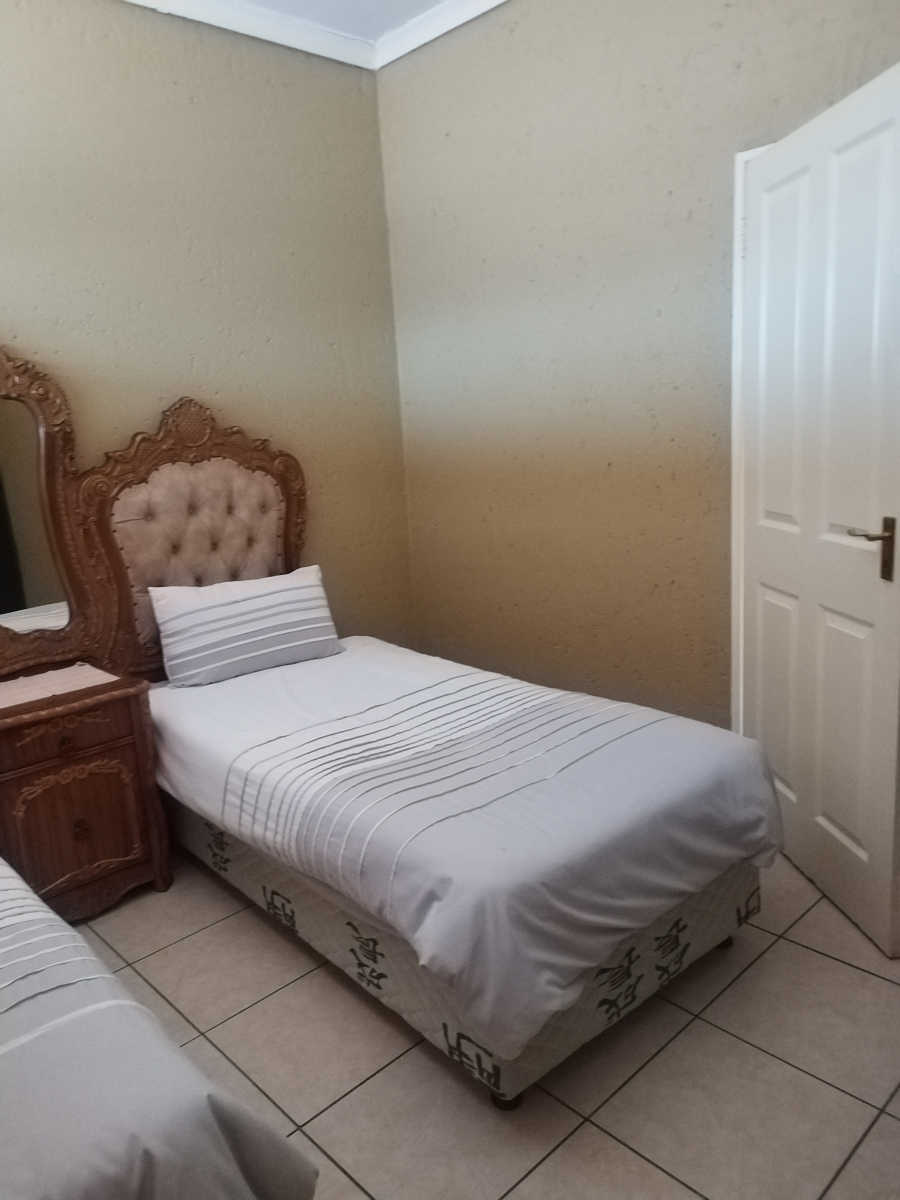 To Let 6 Bedroom Property for Rent in Mondeor Gauteng