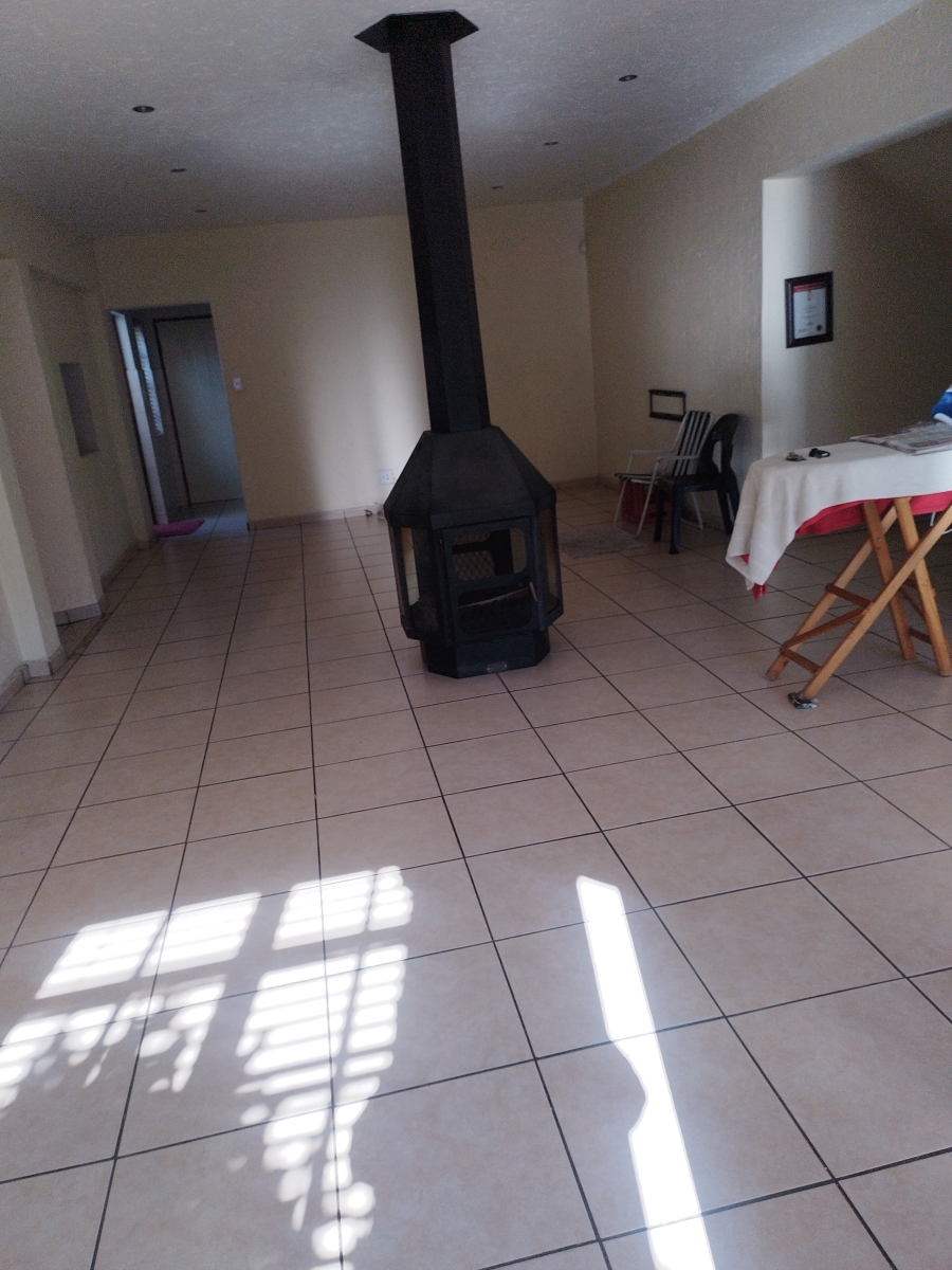 To Let 6 Bedroom Property for Rent in Mondeor Gauteng