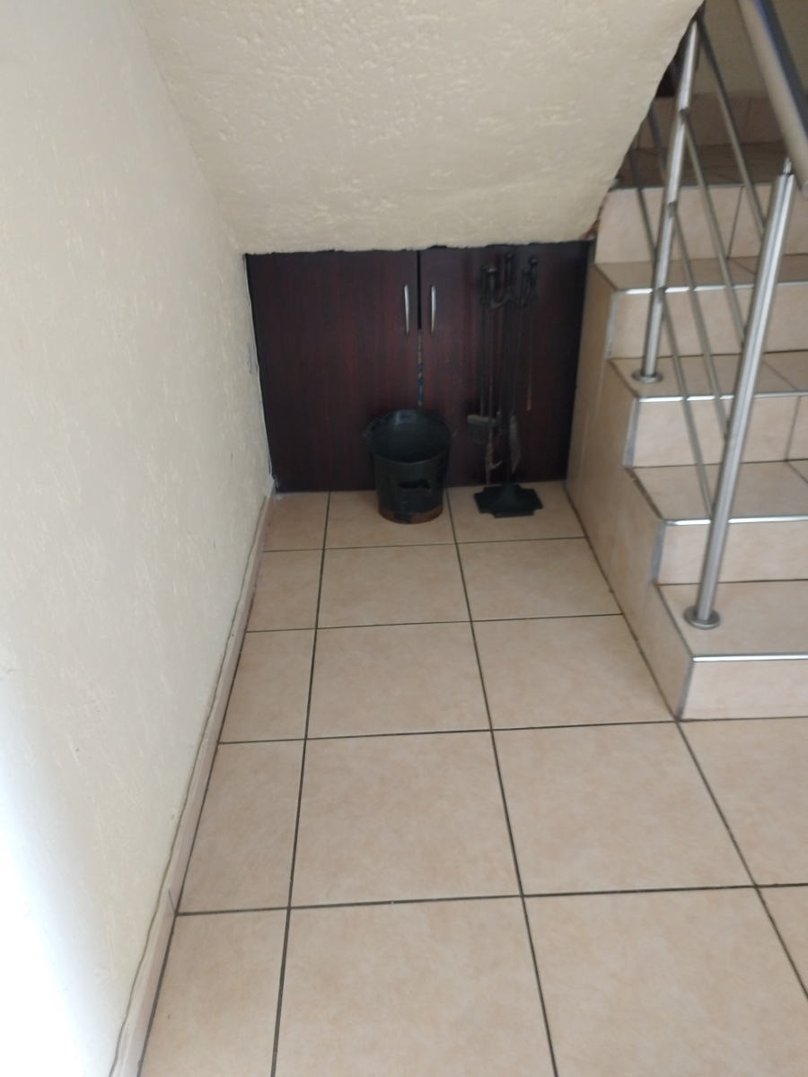 To Let 6 Bedroom Property for Rent in Mondeor Gauteng
