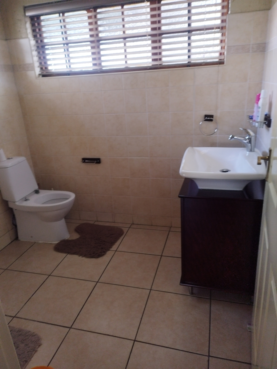 To Let 6 Bedroom Property for Rent in Mondeor Gauteng