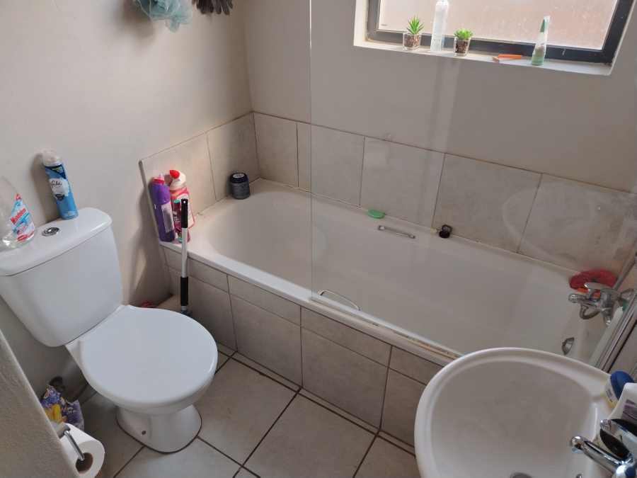 To Let 2 Bedroom Property for Rent in Kenleaf Gauteng